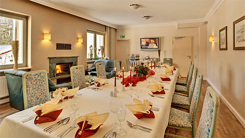 Festtafel im separaten Kaminzimmer Festtafel im separaten Kaminzimmer