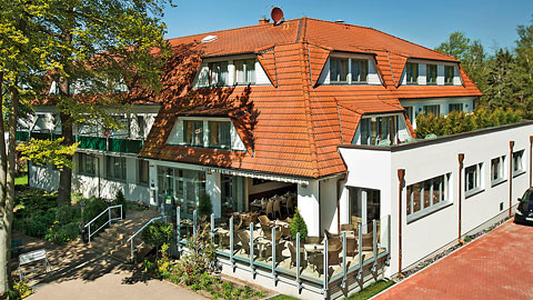 sonnige Restaurantterrasse sonnige Restaurantterrasse