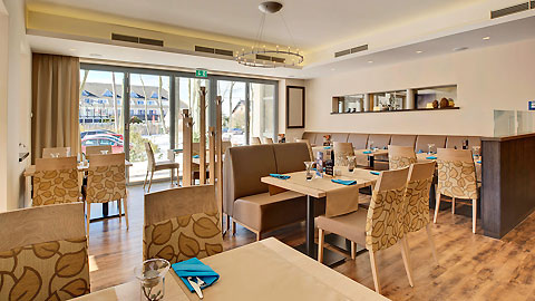 Hotelrestaurant mit Blick auf die Terrasse Hotelrestaurant mit Blick auf die Terrasse